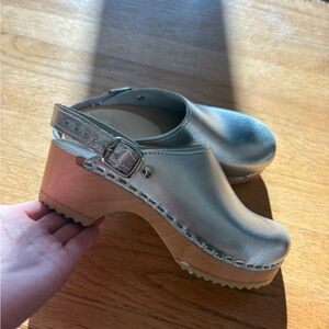 Chic Sven Children’s Silver Leather Wooden Clog Heels with Buckle